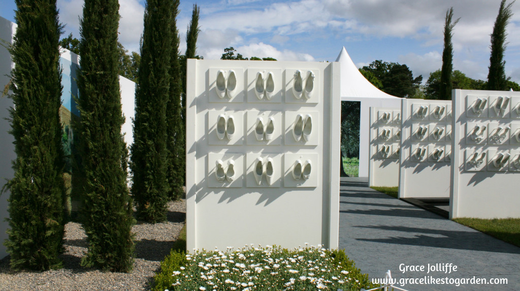 Shoe-sculpture-in-garden